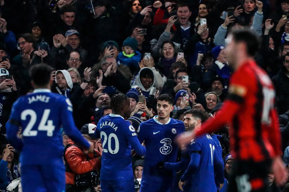 Jogadores do Chelsea comemoram a vitória no retorno do Campeonato Inglês
