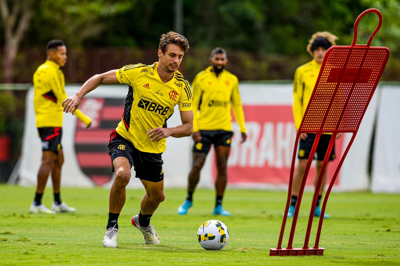 Técnico Paulo Sousa poderá contar com o zagueiro David Luiz, que ficou de fora do embate pela Libertadores