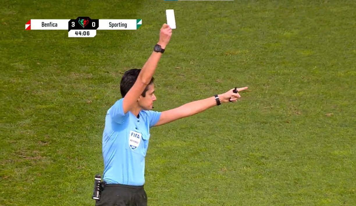 Cartão branco foi utilizado em partida para sinalizar fair play