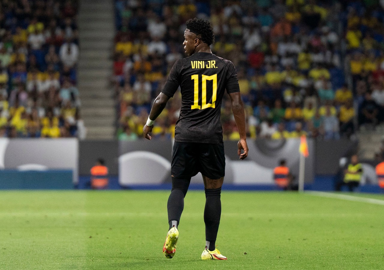 Pela primeira vez na história, seleção brasileira jogou de uniforme preto em apoio a Vini Jr