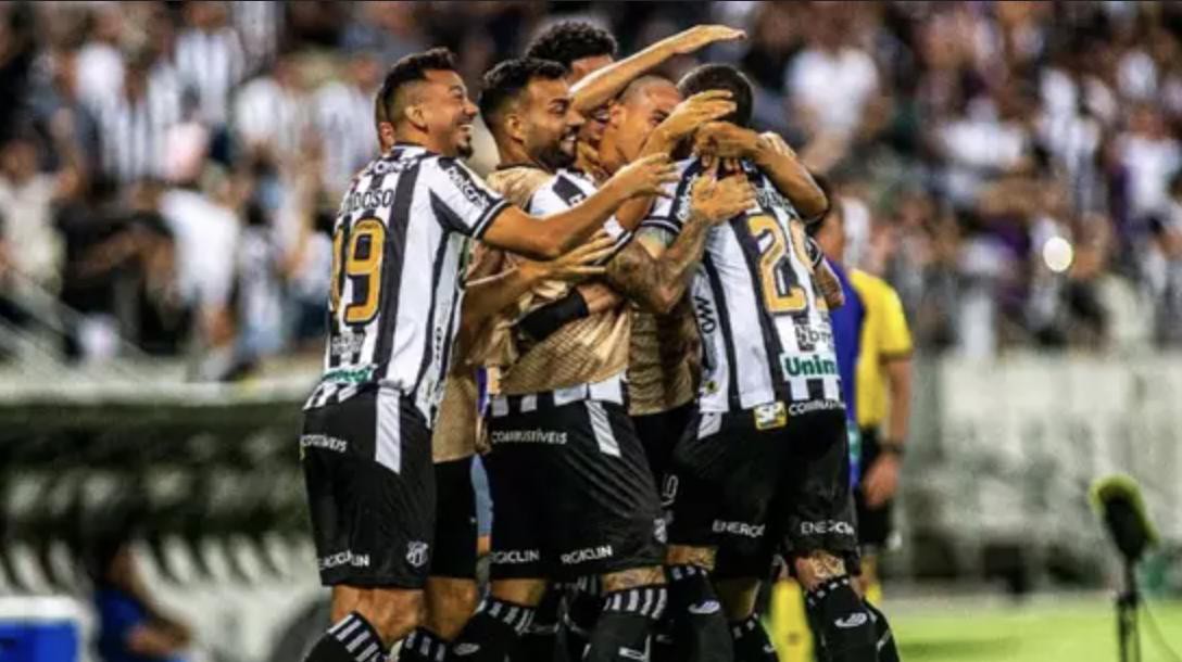 Jogadores do Vozão comemorando a vitória por 1 a 0 em cima do Avaí na última rodada do Brasileirão
