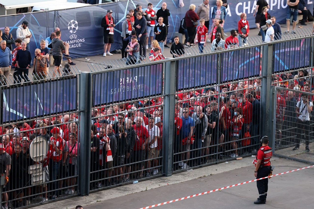 Vários torcedores do Liverpool tiveram dificuldades em entrar no Stade de France para a final diante do Real Madrid