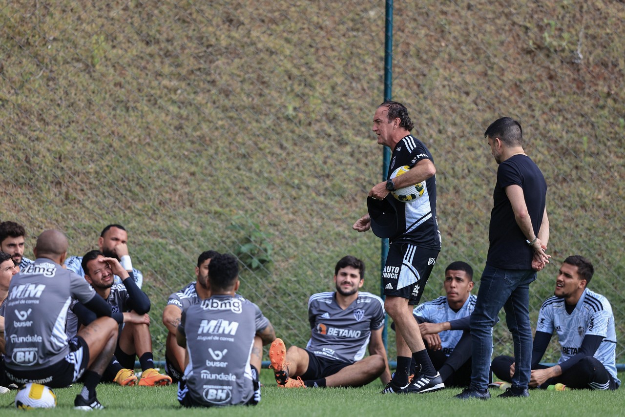 Cuca e Rodrigo Caetano conversaram com os atletas