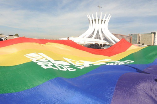 Manifestantes exibem bandeira contra a Homofobia em Brasília