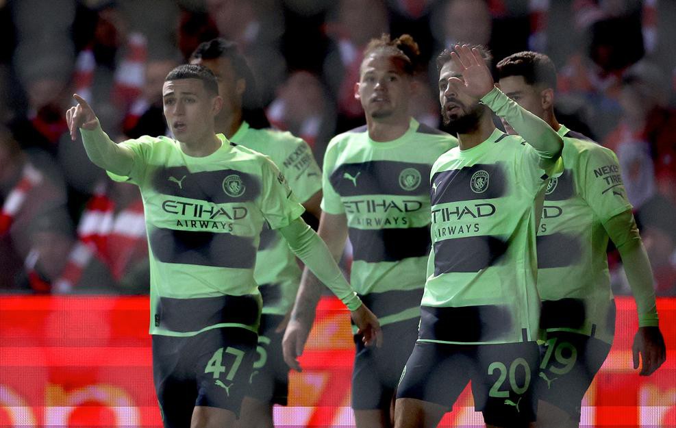 Jogadores do Manchester City comemoram a vitória