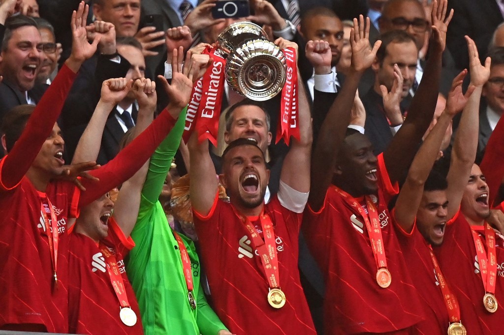 Capitão Henderson levanta o caneco da Copa da Inglaterra