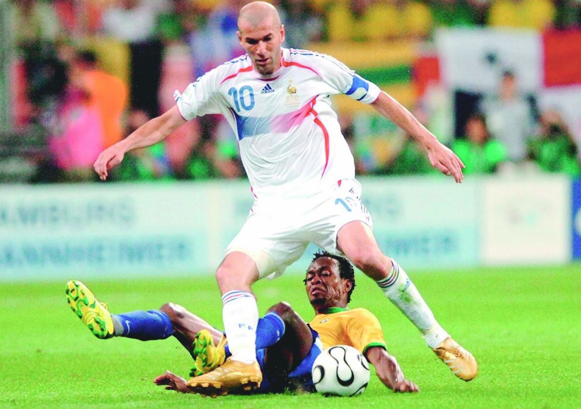 Mesmo com uma seleção repleta de craques, o Brasil não passou das quartas de final em 2006, quando parou na França, de Zidane