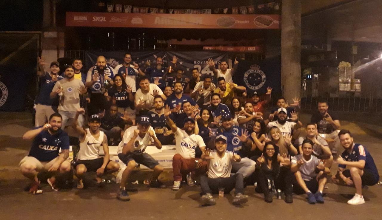 Cruzeirenses passam noite no entorno do Mineirão e esquentam final 