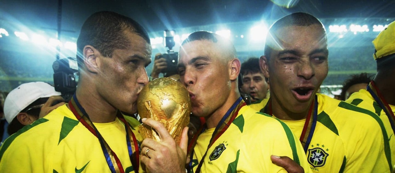 Rivaldo e Ronaldo beijam a taça depois da conquista do mundial disputado no Japão e Coreia do Sul