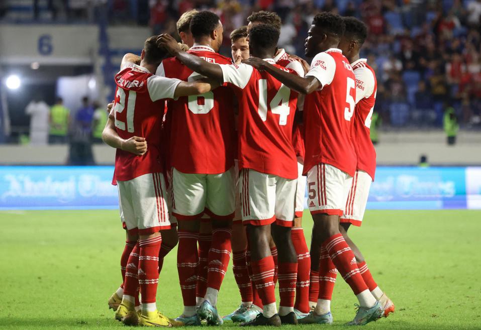 O Arsenal lidera o Campeonato Inglês e retoma a temporada enfrentando o West Ham