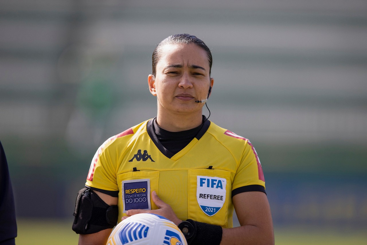 Árbitra Edina Alves Batista