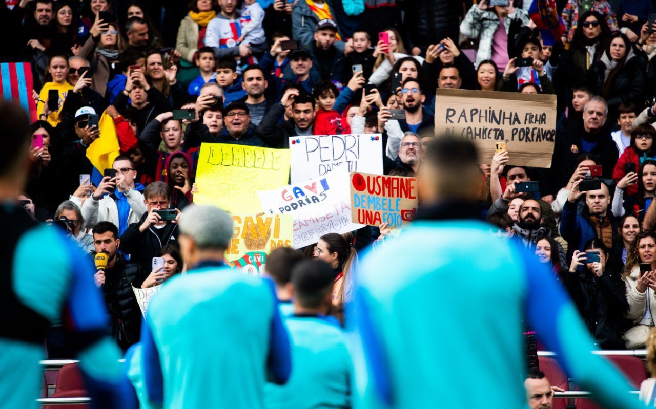 Jogadores interagiram bastante com a torcida no treino do Barcelona