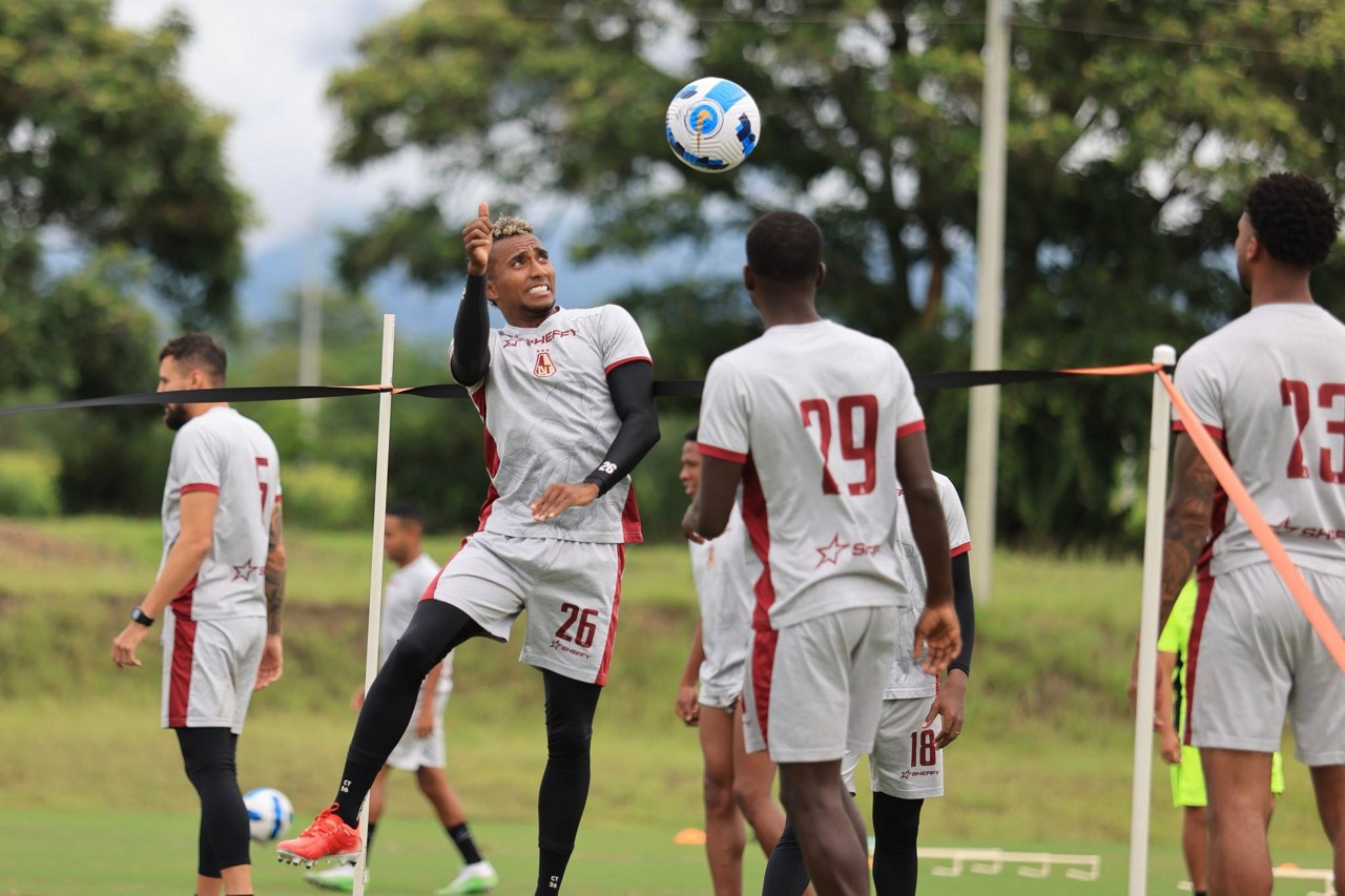 Clube colombiano fez seu último treino na manhã desta terça-feira (17)
