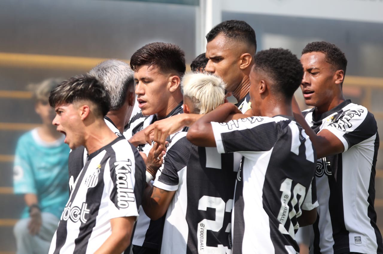 Jogadores do Santos comemoram a vitória sobre o Água Santa