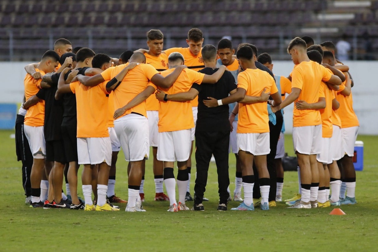 O Corinthians abriu o placar com Felipe Augusto de cabeça, aos 11 do primeiro tempo