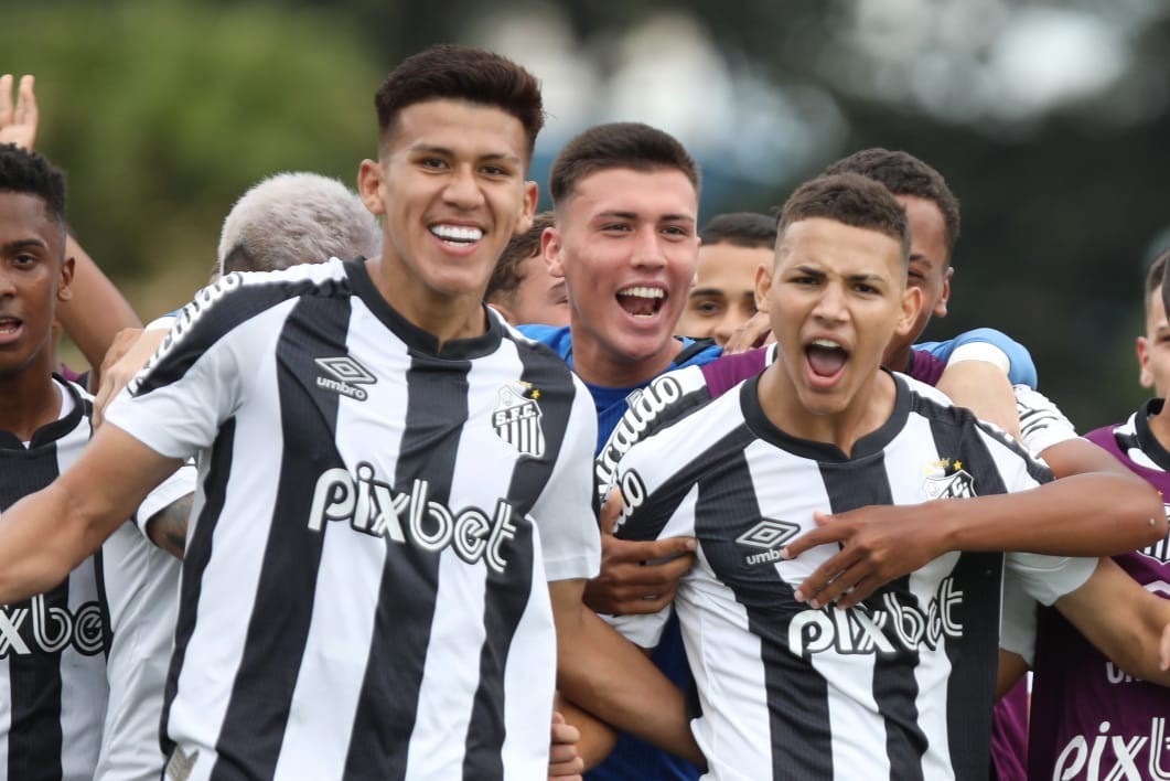Jogadores do Santos comemoram a classificação