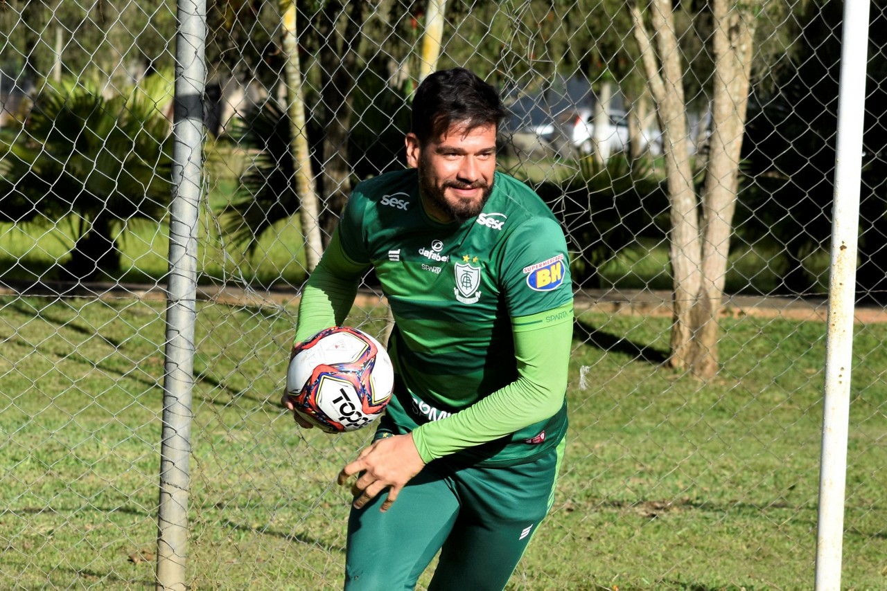Matheus Cavichioli é titular no gol do América
