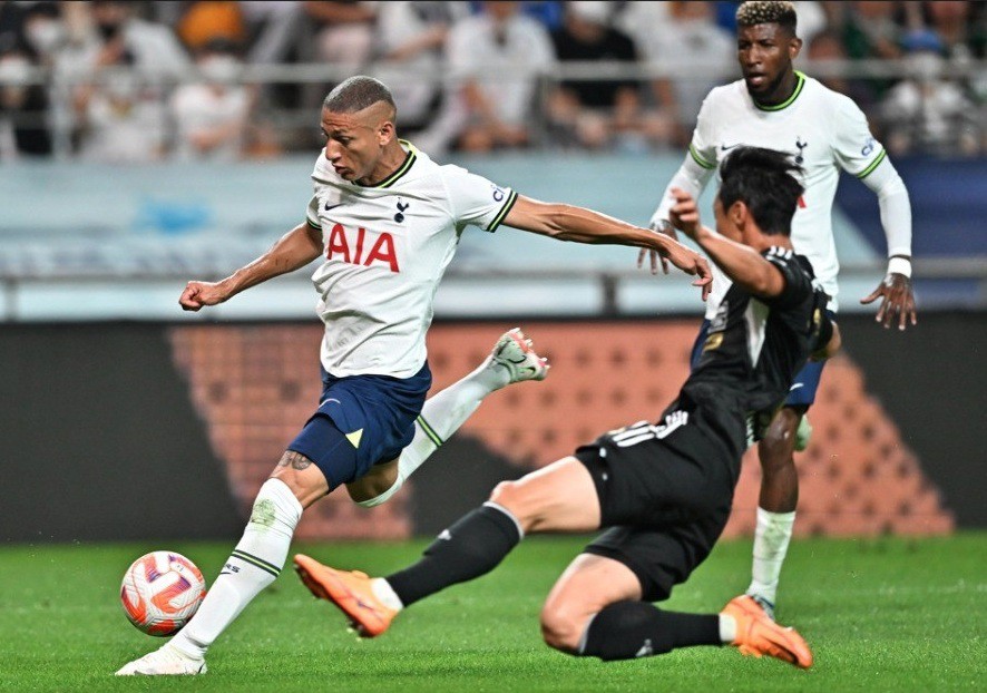 Atacante Richarlison, que estreou como titular do Tottenham nesta quarta-feira (13)