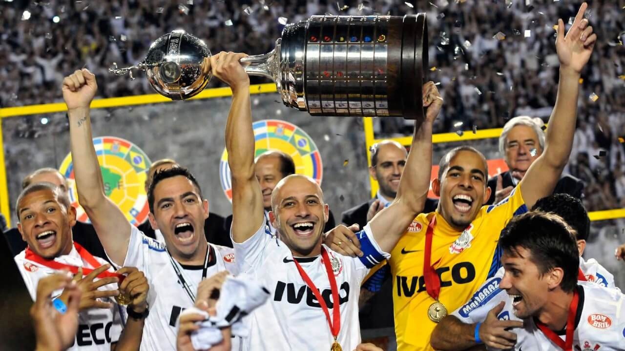 Alessandro, capitão do Corinthians, levanta a taça da Libertadores 2012