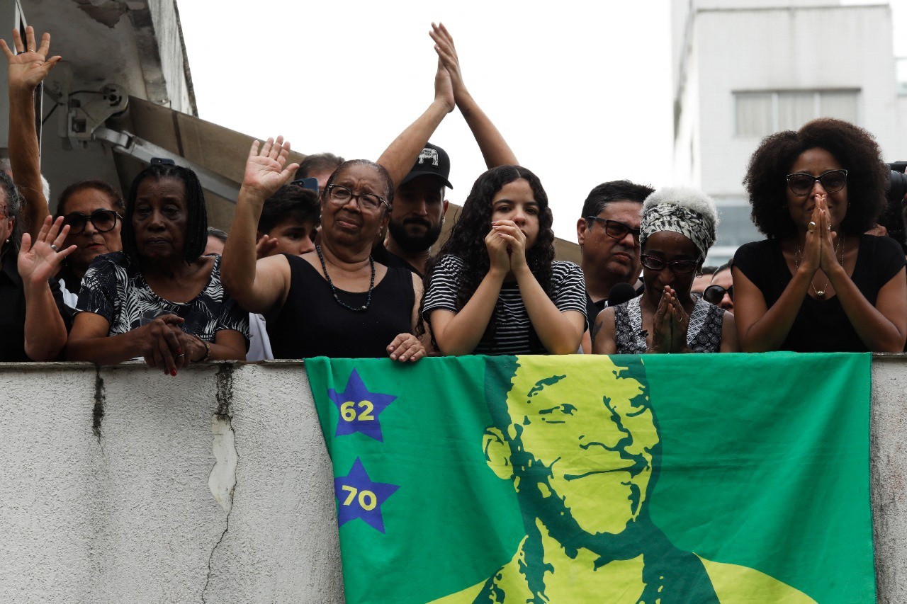 Cortejo com corpo de Pelé passa em frente à casa de familiares do Rei do Futebol