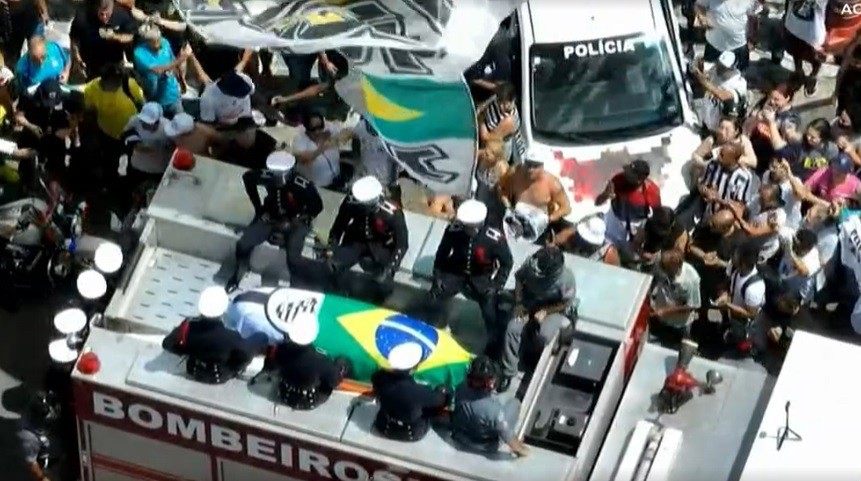 Cortejo com o corpo de Pelé por Santos