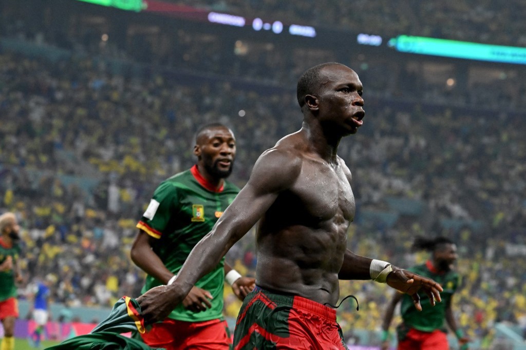 Aboubakar foi expulso ao tirar a camisa na comemoração no jogo contra o Brasil na Copa