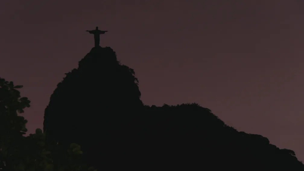 Cristo Redentor, no RJ, tem luzes apagadas em repúdio aos atos racistas contra Vini Jr.