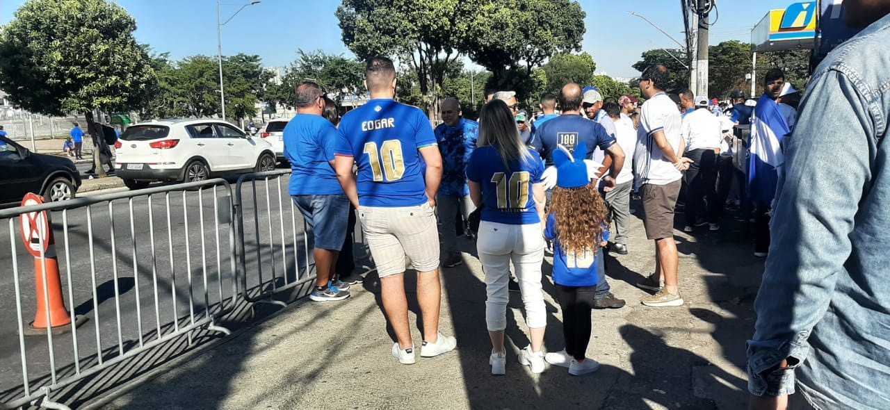 Antes mesmo de 9h movimento de torcedores já é intenso no entorno do Mineirão.