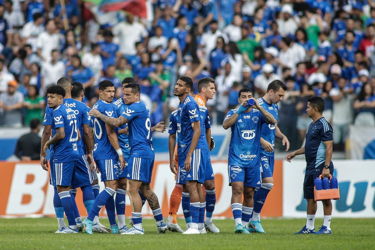 Jogadores do Cruzeiro se preparam para defender a liderança da Série B em mais um desafio no Mineirão