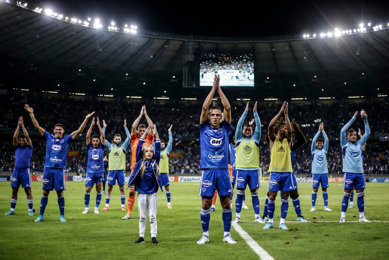 Jogadores do Cruzeiro celebraram com torcida após vitória de virada sobre o Sport
