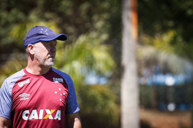 Técnico Mano Menezes pode escalar força máxima na partida contra o Botafogo, na quarta-feira