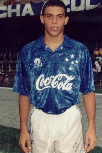 Ronaldo estreou profissionalmente pelo Cruzeiro em 1993, com apenas 16 anos