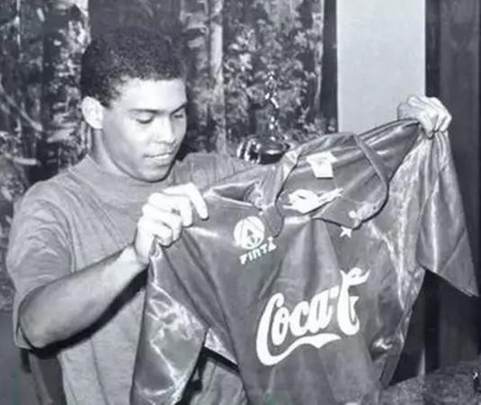 Ronaldo fez história com a camisa 9 do Cruzeiro