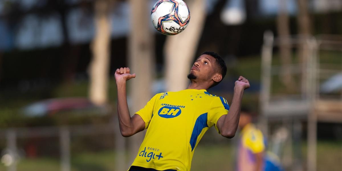 Volante Adriano pode se transferir para o futebol português