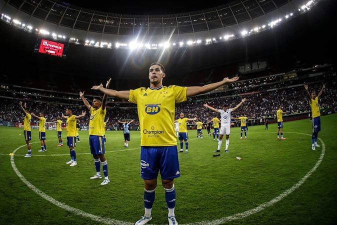 Jogadores do Cruzeiro celebram com a torcida de Brasília após partida contra a Chapecoense, disputada em 2022