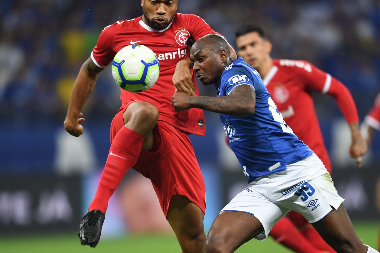 Atacante Sassá durante derrota do Cruzeiro para o Inter no Mineirão, pela Copa do Brasil