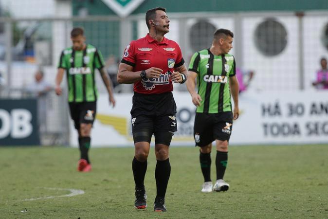 Catarinense Bráulio Machado será o árbitro do duelo entre Cruzeiro e Novorizontino, no Mineirão