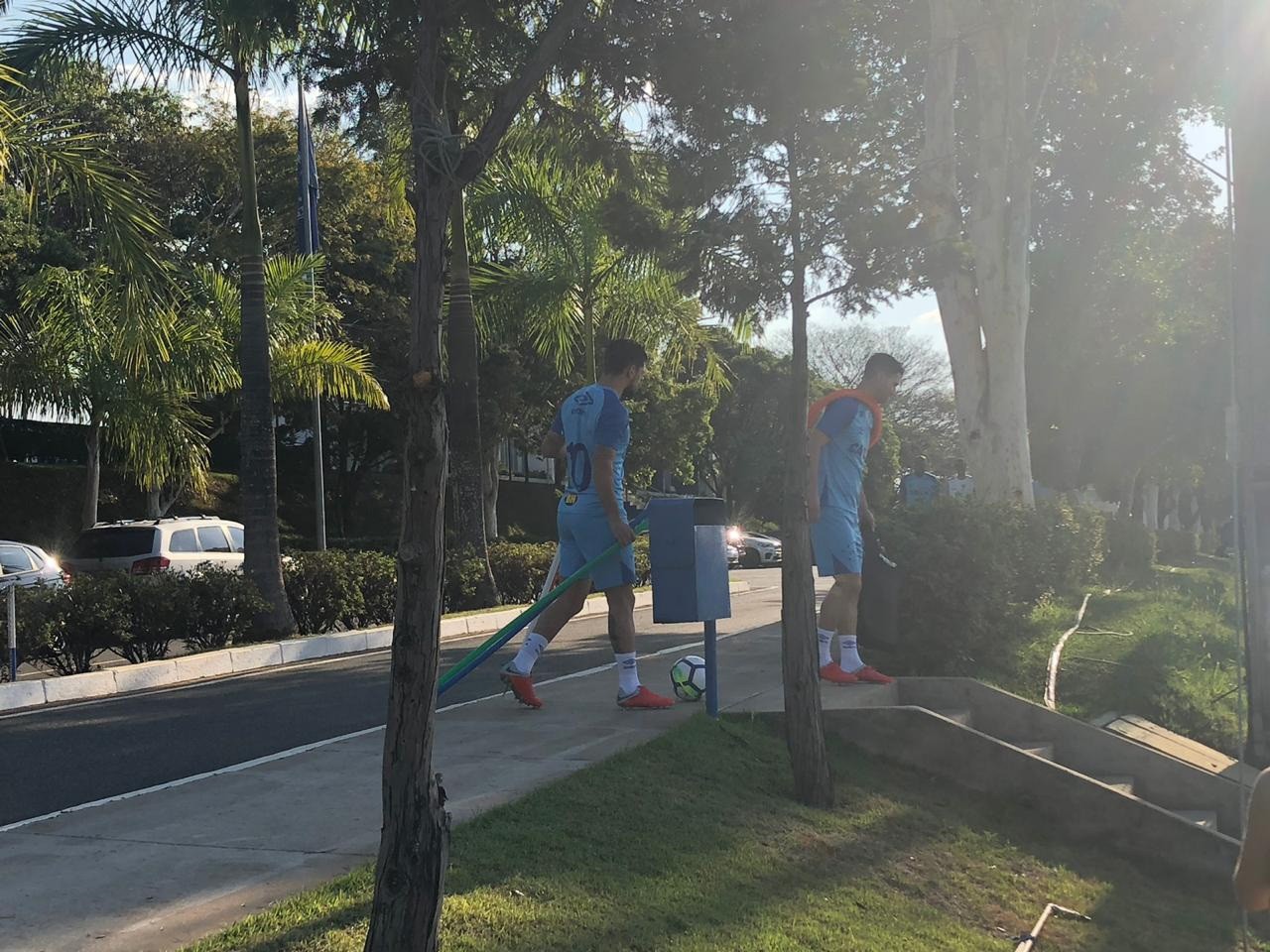 Após perder prêmio Puskás, Arrascaeta faz atividade no gramado da Toca