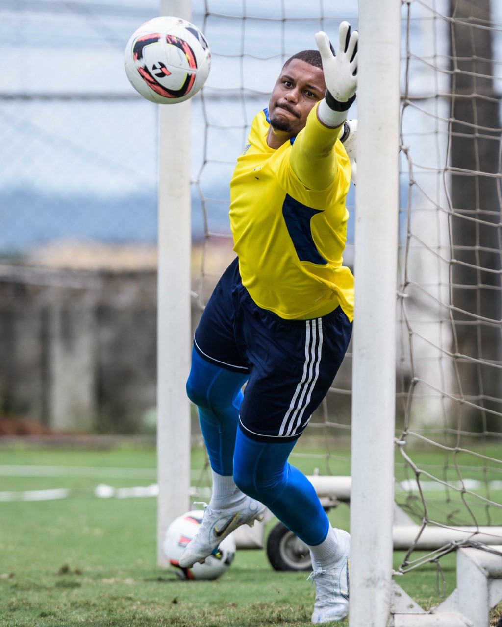 Goleiro Anderson se contundiu durante uma das sessões de treinamento na Toca da Raposa