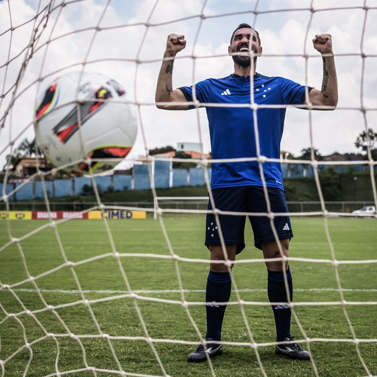 Atacante Gilberto com o novo uniforme do Cruzeiro