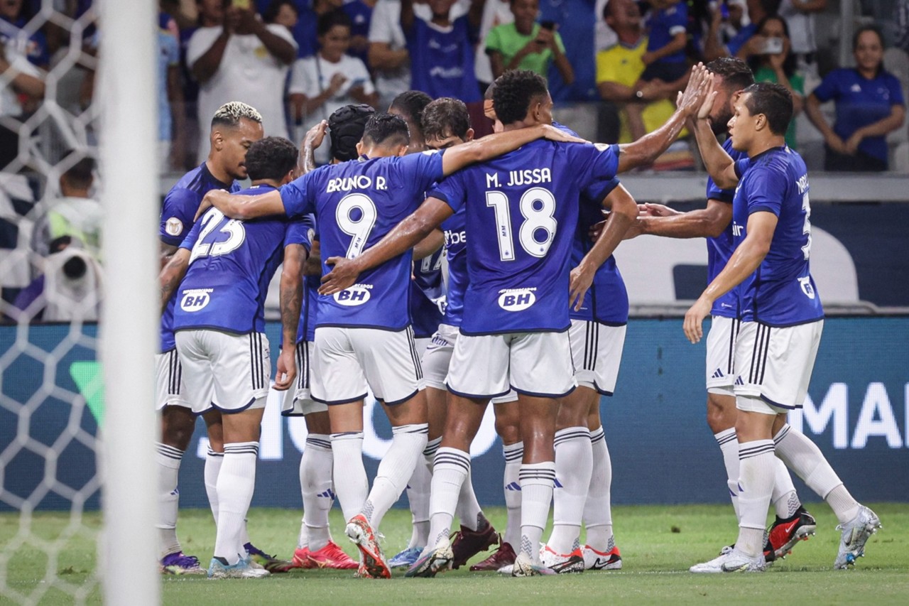 Jogadores do Cruzeiro comemoram gol sobre o Bahia no Mineirão