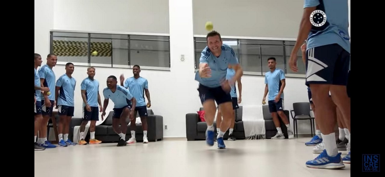 Jogadores do Cruzeiro participam de atividade em área improvisada no lobby de hotel
