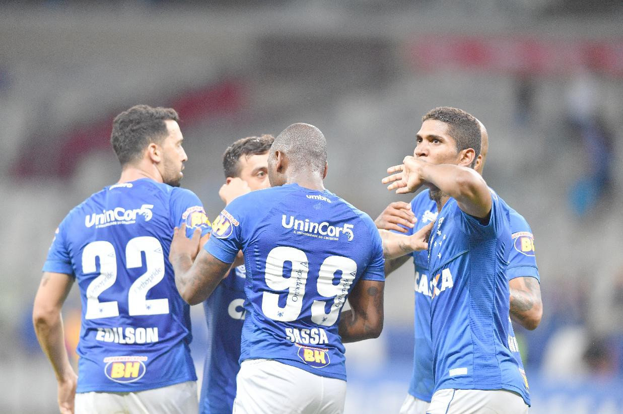 Cruzeiro bate o Santos de virada no Mineirão