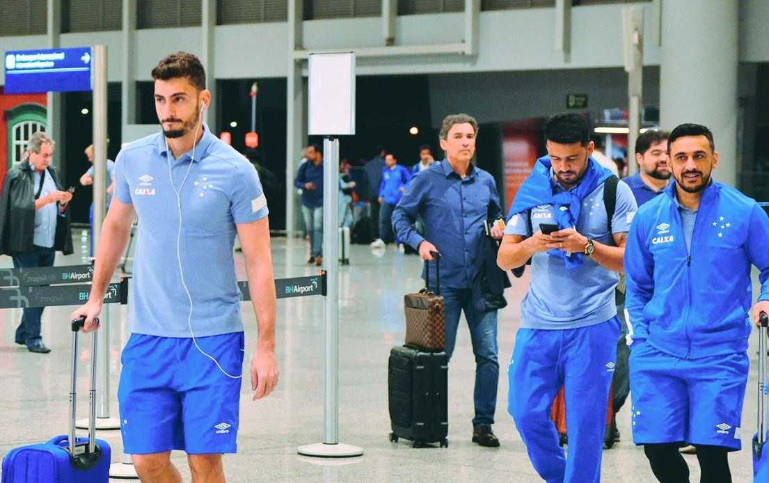 Equipe celeste embarcou na noite desta segunda-feira para Bueno Aires, em voo fretado, e já treina hoje na Argentina, onde vai enfrentar o Boca