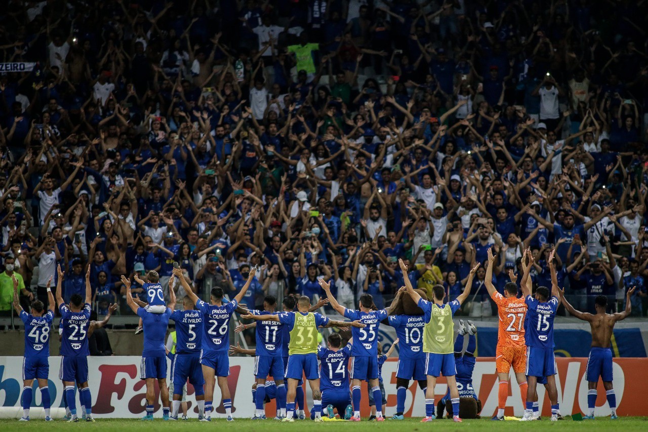 Time celeste é saudado pela torcida no Mineirão