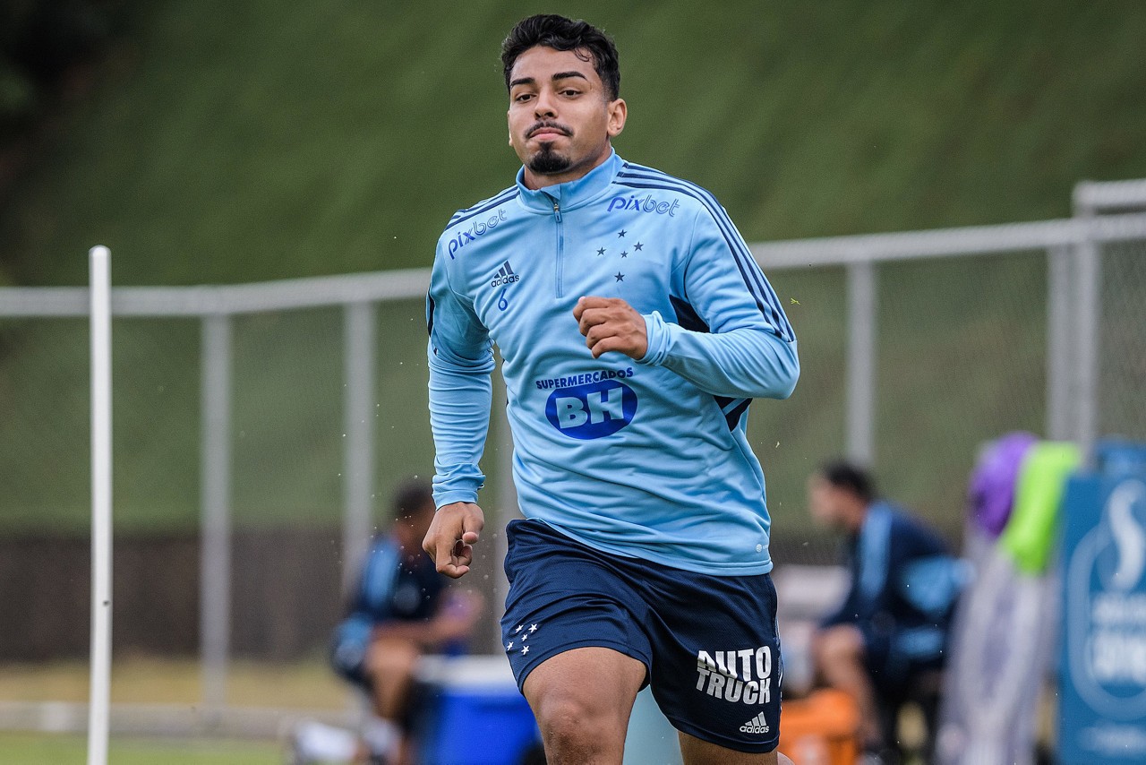 Lateral-esquerdo Matheus Bidu tem contrato com o Cruzeiro até esta quarta-feira (30)