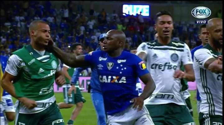 Sassá e Mayke trocaram socos ao final da partida de volta da semifinal da Copa do Brasil