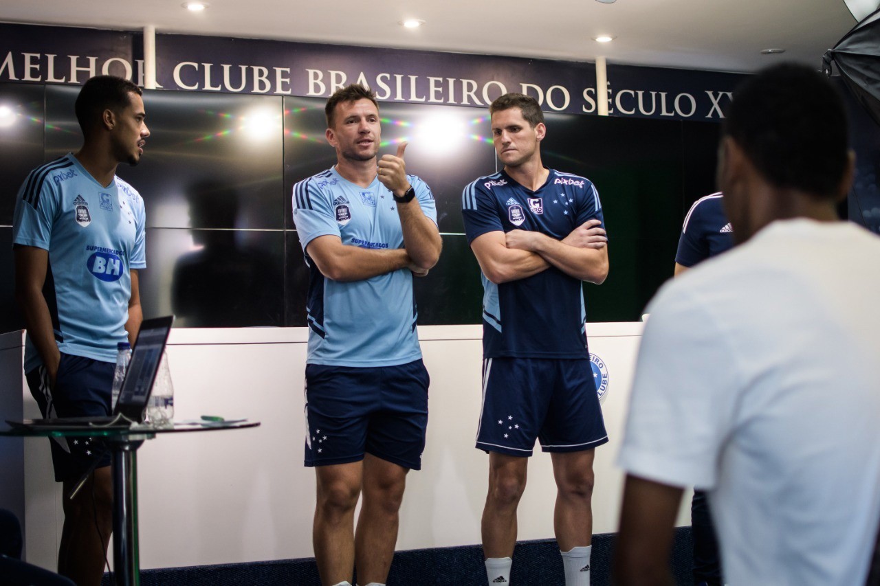 Ao lado de Oliveira e Rafael Cabral, Eduardo Brock conversa com jogadores do time sub-20 do Cruzeiro