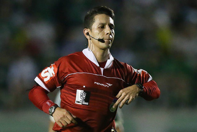 Árbitro paranaense foi o escolhido para apitar o duelo entre Brusque e Cruzeiro, em Santa Catarina