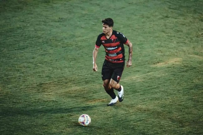 Revelado na base do Corinthians, Caetano defendeu o Oeste na última temporada